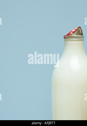 Milchflasche auf blassen blauen Hintergrund Stockfoto