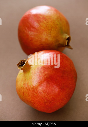 Granatäpfel auf braunem Hintergrund Stockfoto