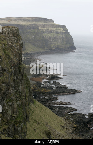 Die Basaltfelsen Altacorry Altacarry Bucht an der Nordostspitze von Rathlin Island-Nordirland Stockfoto