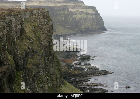 Die Basaltfelsen Altacorry Altacarry Bucht an der Nordostspitze von Rathlin Island-Nordirland Stockfoto