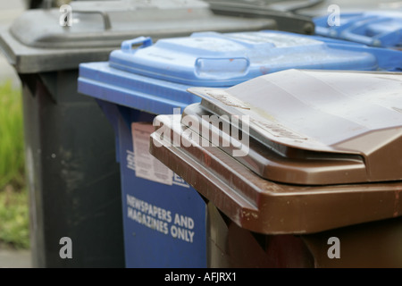 Eine Auswahl an Mülltonnen Müll Papier recycling von blauen und Garten Recyclingbehälter Braun für einen Haushalt einschließlich Stockfoto