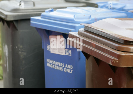 Eine Auswahl an Mülltonnen Müll Papier recycling von blauen und Garten Recyclingbehälter Braun für einen Haushalt einschließlich Stockfoto