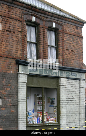 Reste der ausgebombten Ecke Dorfladen Gebäude am Set des Films schließen den Ring mit Sitz in Belfast in der 1970s 1980s gefilmt Stockfoto