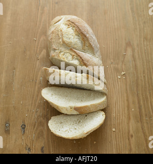 In Scheiben geschnitten weißes Brot auf hölzernen Hintergrund Stockfoto