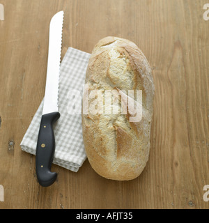 Crusty weißem Brot und Messer Stockfoto