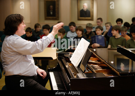 Der Kantor Prof. Georg Christoph Biller während einer Probe im Alumnat mit dem Thomanerchor Stockfoto