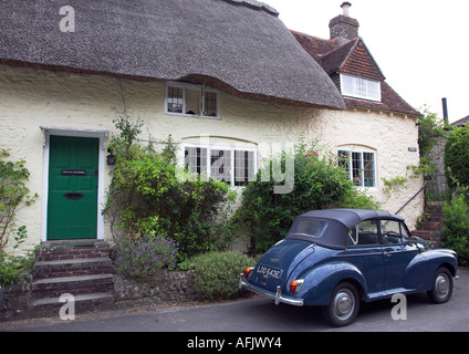 Traditionelle Country-Reetdachhaus in der Ortschaft Amberley West Sussex mit Vintage Morris 1000 Auto parken außerhalb. 2006 Stockfoto