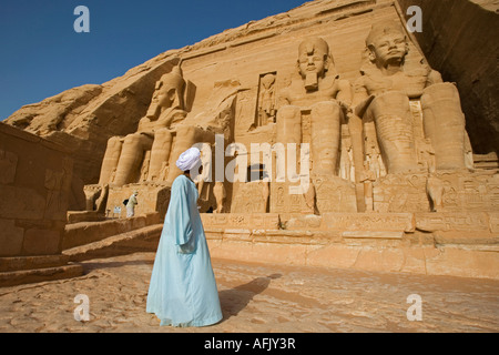 Ein Tempelwächter steht vor der Fassade von Abu Simbel. Das gesamte Gelände wurde in den 1960er Jahren 200 m verschoben. Stockfoto