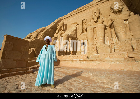 Ein Tempelwächter steht vor der Fassade von Abu Simbel. Das gesamte Gelände wurde in den 1960er Jahren 200 m verschoben. Stockfoto