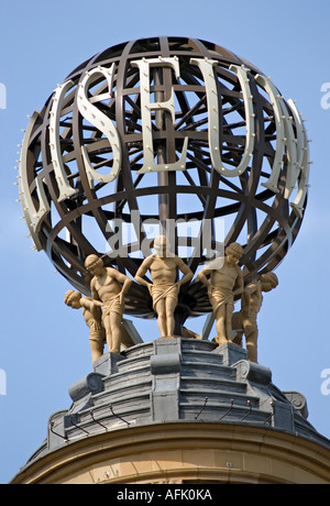 Detail der Skulpturen auf dem Dach-Turm des Londoner Coliseum Theatre Heimat der English National Opera London England UK Stockfoto