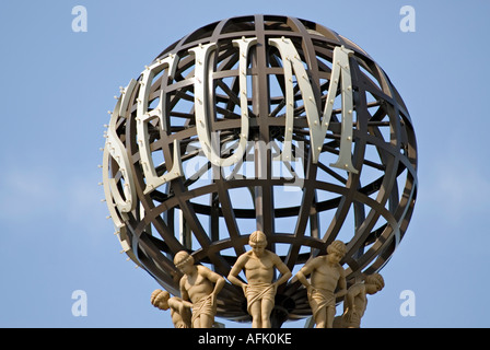 Detail der Skulpturen auf dem Dach-Turm des Londoner Coliseum Theatre Heimat der English National Opera London England UK Stockfoto