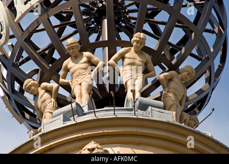 Detail der Skulpturen auf dem Dach-Turm des Londoner Coliseum Theatre Heimat der English National Opera London England UK Stockfoto