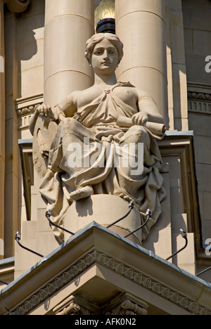 Detail einer Skulptur auf dem Dach-Turm von London Coliseum Heimat der English National Opera London England Großbritannien Stockfoto