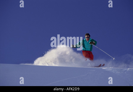 Archivfoto (ca. 1984). Ein Skifahrer Ski Pulverschnee in der 3-Täler-Bereich des Resorts von Courchevel 1850, Savoie, Frankreich... Stockfoto