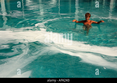 Frau baden in Salzwasser Pool Arzneimittel in einem spa resort inEin Bokek Hotel und Resort liegt am Ufer des Toten Meeres, in der Nähe von Neve Zohar. Israel Stockfoto