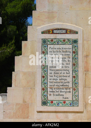 Panel mit Vaterunser in Esperanto-Sprache im Kreuzgang des Pater Noster in Ölberg Jerusalem Israel eingeschrieben Stockfoto