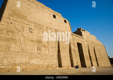 Die beeindruckenden ersten Pylon der wunderbar erhaltenen Leichenhalle Tempel von Ramses III in Medinet Habu in der West Bank, Luxor Stockfoto