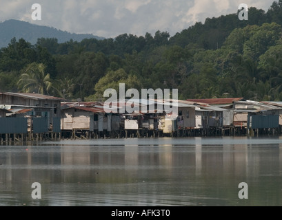 Pfahlbauten auf dem Fluss in der Nähe von Kota Kinabalu, Sabah, Malaysia Stockfoto