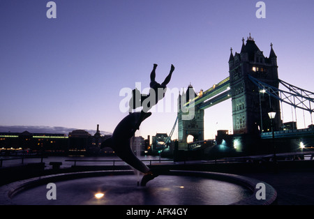 Der Delphin mit einer Boy-Statue am Ufer der Themse neben der Tower Bridge in London Stockfoto