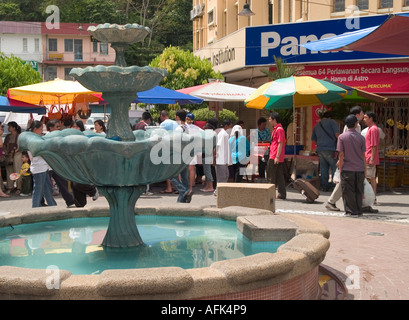 BRUNNEN IN STRAßE, SONNTAG MARKTGEBIET, KOTA KINABALU, SABAH, MALAYSIA, Stockfoto