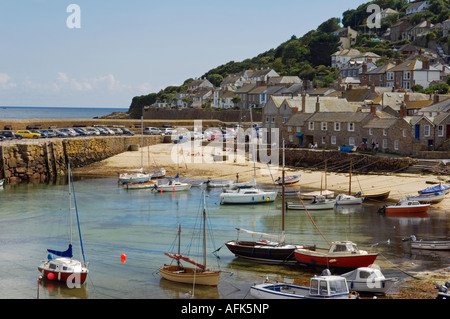 Boote im Hafen von der alten Cornish Fischen Dorf Mousehole, Cornwall, England Stockfoto