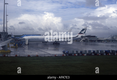 Ein Cathay Pacific Jet am Flughafen Schiphol in Amsterdam Niederlande Stockfoto