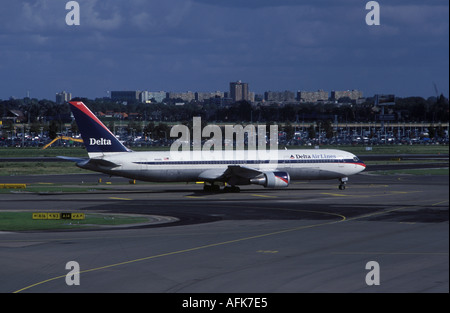 Delta Airlines kommerziellen Passagier Jet am Flughafen Schiphol in Amsterdam Niederlande Stockfoto