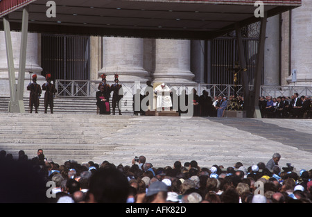 Eine marode 84 Jahre alte Papst Johannes Paul II feiert Messe in St. Peter s Quadrat in Rom s Vatikanstadt Stockfoto