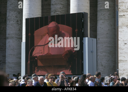 Ein 84-jähriger Papst Johannes Paul II auf der großen Leinwand gezeigt, wie er Messe in St. Peter s Quadrat in Rom s Vatikanstadt feiert Stockfoto