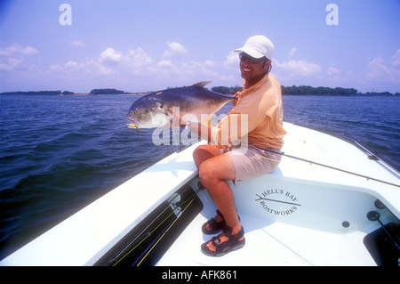 Mann hält Makrelenschwarm beim Fliegenfischen Modell und Eigentum veröffentlichte Bild erwischt Stockfoto