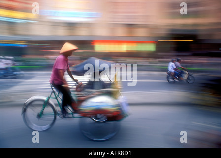 Bewegungsunschärfe Bild der Becak-Rikscha in Yogyakarta Java Indonesien veröffentlicht Modellbild Stockfoto