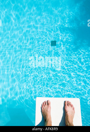 Füße auf Sprungbrett mit Swimming pool Stockfoto