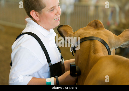 Teenager mit Jersey Milchkuh auf 2005 Wisconsin State Fair Milchkuh-Wettbewerb Stockfoto