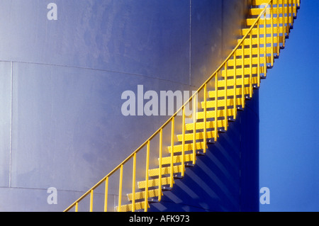 Gelbe Treppe auf der großen Erdöl-Lagertank Stockfoto