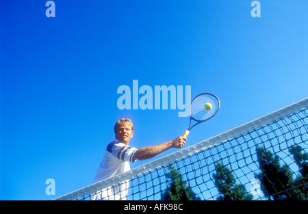Mann mit dem Tennisspielen Modellbild veröffentlicht Stockfoto