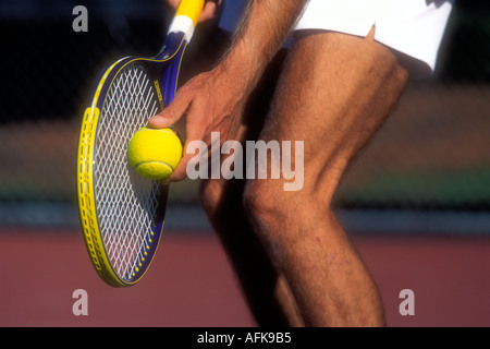 Detail-Foto des Mannes, die Vorbereitung auf Mission Tennisball Modellbild veröffentlicht Stockfoto