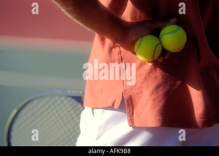 Tennis-Spieler mit zwei Kugeln in der hand Modellbild veröffentlicht Stockfoto
