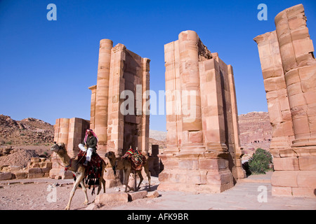 Ein Kamel geht durch das Temenos-Tor auf der Collonaded Straße in Petra, Jordanien Stockfoto