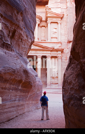 Das Finanzministerium, das beste der Gräber in Petra, gesehen von den Siq erhalten Stockfoto