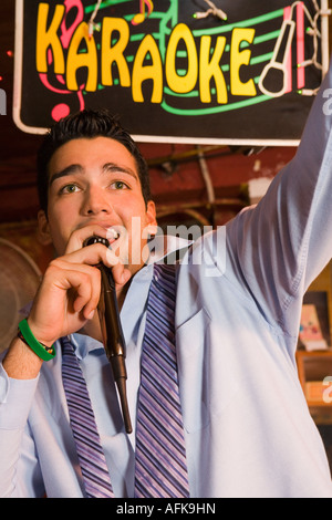 Junger Geschäftsmann singen in Bar. Stockfoto