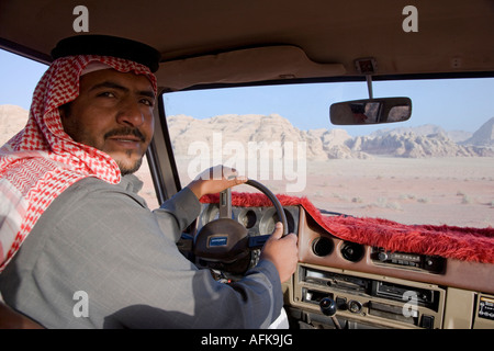 Ein Bedoiun Führer Fahrt durch Wadi Rum, Jordanien. (MR). Stockfoto