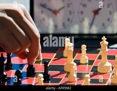 Nahaufnahme der Hand des jungen Blitzschach spielen Stockfoto