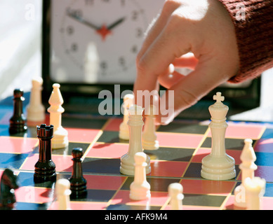 Nahaufnahme des jungen Hand Blitzschach spielen Stockfoto