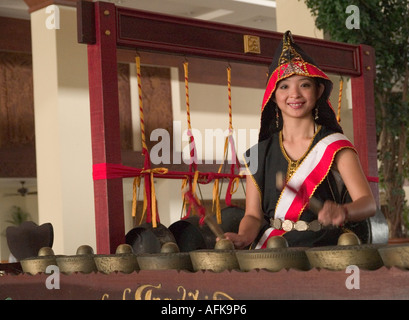 MALAYSIA, SABAH, KOTA KINABALU, MUSIKERIN IN TRADITIONELLER KLEIDUNG, SPIELEN IM FOYER DES HOTELS, MAGELLAN SUTERA, Stockfoto