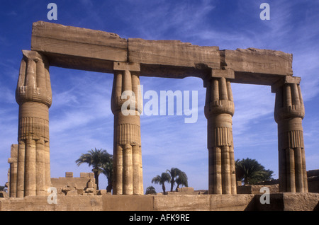 Eine Kolonnade von vier Pfeilern oder Säulen der Tempel von Karnak in der Nähe von Luxor Ägypten Stockfoto
