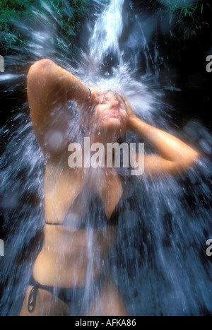 Frau unter Wasserfall im El Yunque Regenwald in Puerto Rico Karibik Modell veröffentlicht Foto Stockfoto