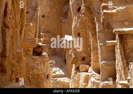 Innenraum der Höhlenwohnungen Getreidespeicher in Nalut, Libyen, das mehr ein befestigtes Dorf ähnelt. Stockfoto