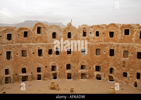 Blick ins Innere der Getreidespeicher in das Dorf Qasr al-Haj, Libyen. Stockfoto