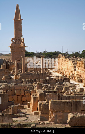 Ansicht von Sabratha (Libyen) alte Wohnviertel mit der komplett restaurierte Mausoleum B im Hintergrund Stockfoto
