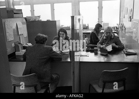 Labour Exchange, Elephant and Castle South London England 1976 DHSS Department of Health and Social Security, man on the dole wird interviewt 1970er Stockfoto